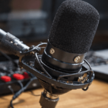 Professional USB/XLR microphone icon for podcast recording equipment