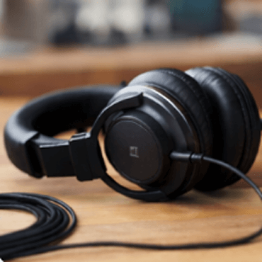 Closed-back headphones icon for podcast sound monitoring